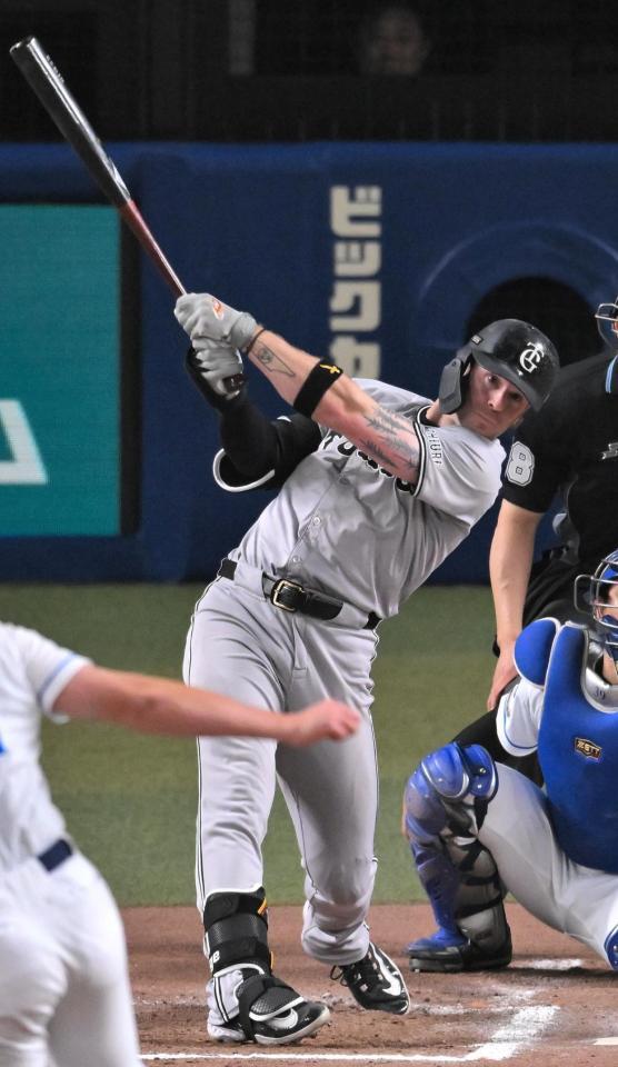 　６回、同点二塁打を放つキャベッジ