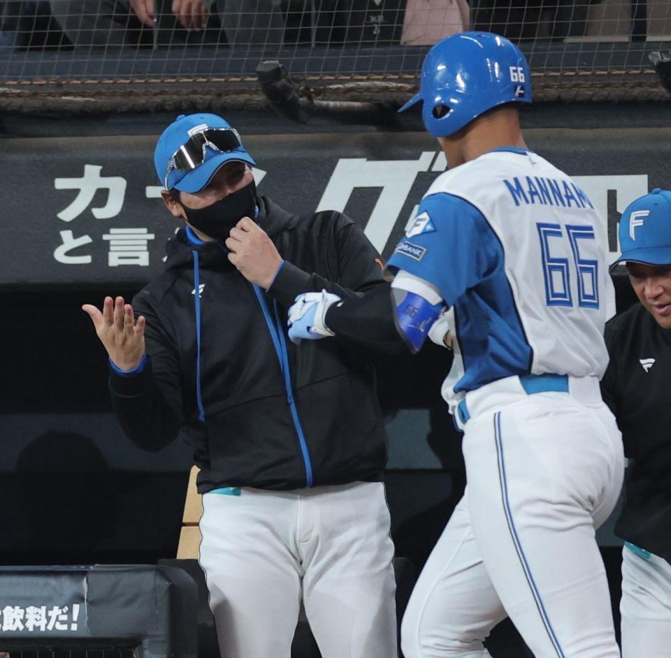 　８回、ソロを放った万波（右）を祝福する新庄監督（撮影・西岡正）
