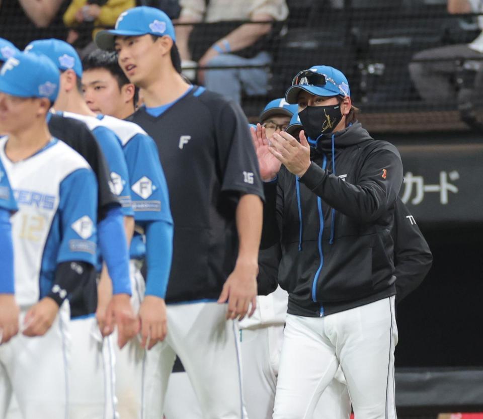 　ロッテに勝利し、ナインをたたえる新庄監督（右）＝撮影・西岡正