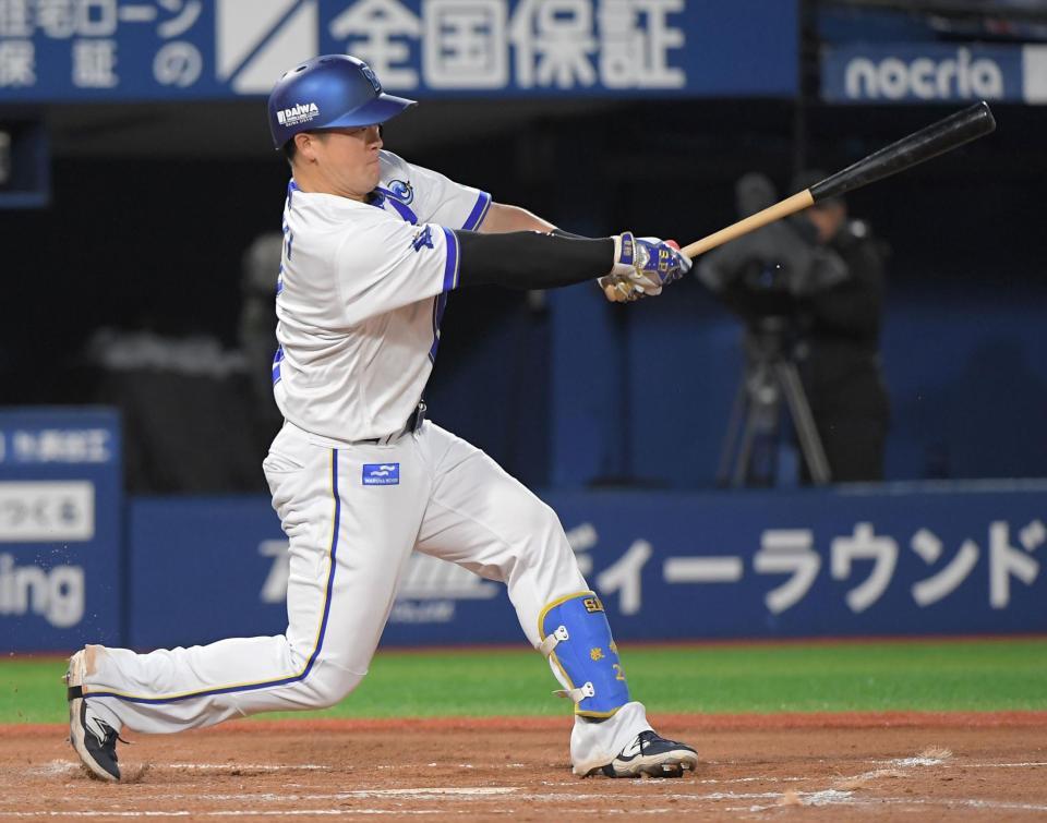 　３回、牧は左線に適時二塁打を放つ（撮影・佐藤厚）