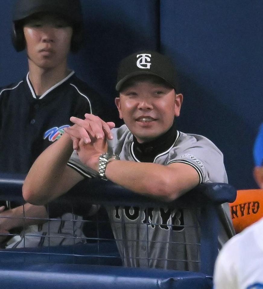 　６回表、勝ち越しに成功し笑顔を見せる阿部監督