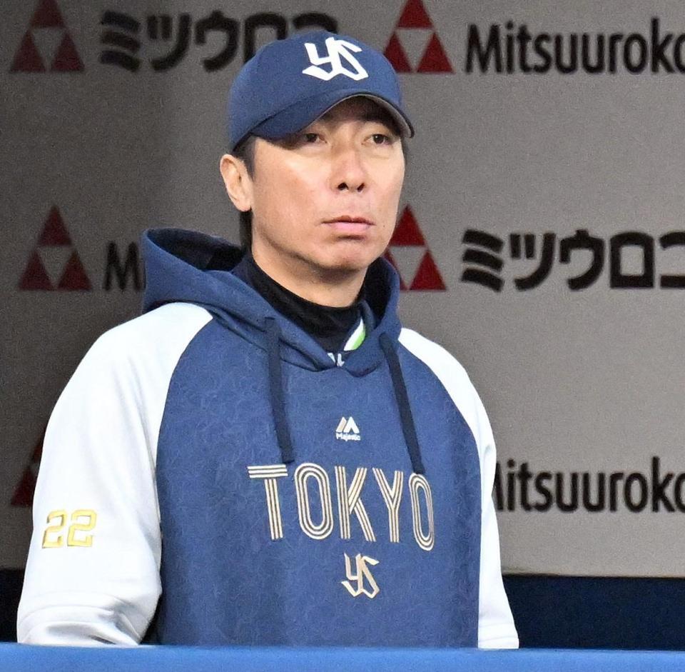 　１回表、試合を見つめる高津監督