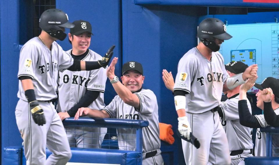 　７回表、泉口の２点適時打に笑顔を見せる阿部監督