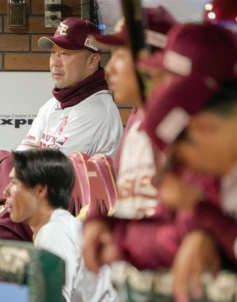 　９回、ベンチで試合を見守る三木監督（奥）