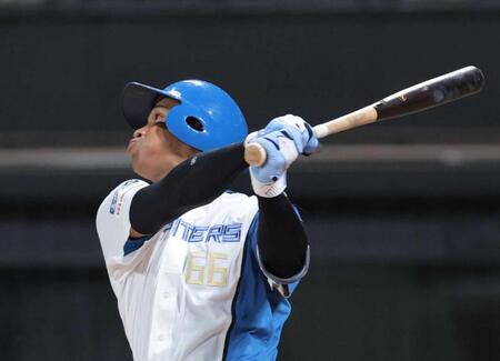 　８回、右越えソロを放つ万波