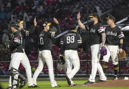 　楽天に勝利しタッチを交わすソフトバンクナイン＝楽天モバイルパーク