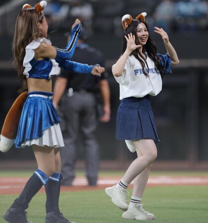 　きつねダンスを踊る乃木坂４６の長嶋凛桜（右）＝３０日