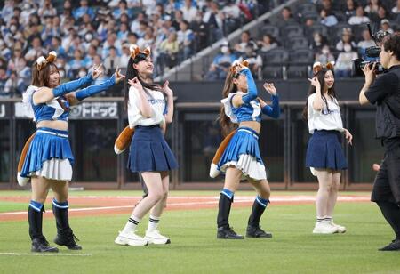 　きつねダンスを踊る乃木坂４６の金川紗耶（左から２人目）と長嶋凛桜（右）＝３０日