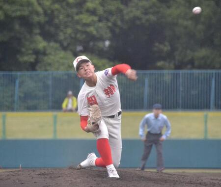 　先発して力投する智弁和歌山・井本陽太
