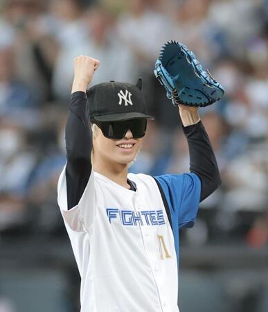 　始球式を行ったピラフ星人（撮影・西岡正）