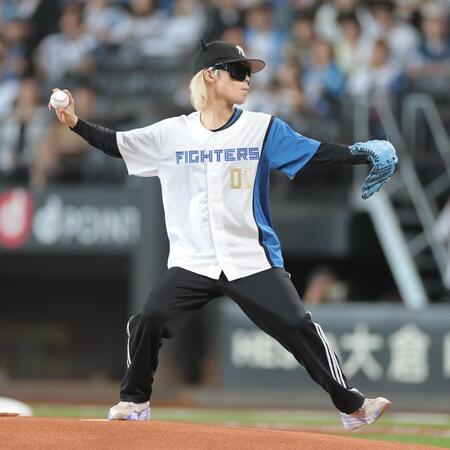 　始球式を行うピラフ星人（撮影・西岡正）