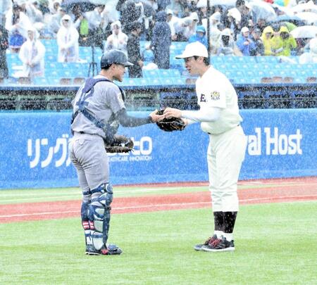 　慶大・渡辺憩（左）からボールを受け取る和田毅氏