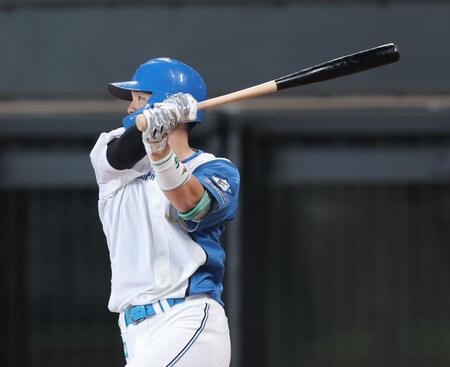 　２回、右越えに先制二塁打を放つ郡司（撮影・西岡正）