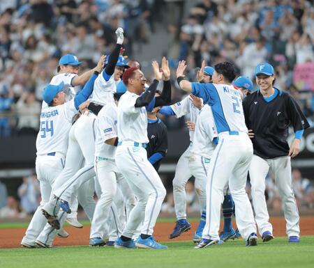 　９回、サヨナラ勝ちに大喜びする日本ハムナイン（撮影・西岡正）