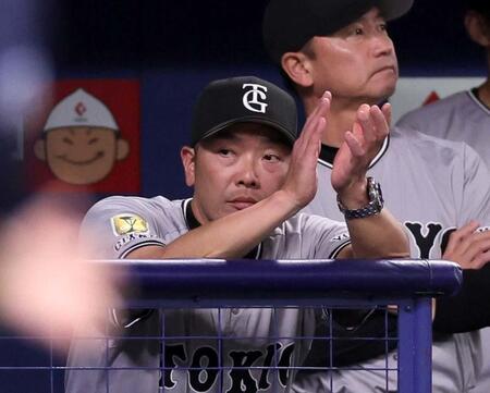 　５回表、戦況を見守る阿部監督