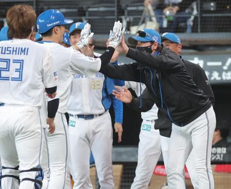 　９回、サヨナラ打を放った郡司（左から２人目）をハイタッチで祝福する新庄監督（撮影・西岡正）