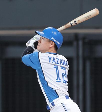 　９回、中前に同点打を放つ矢沢（撮影・西岡正）