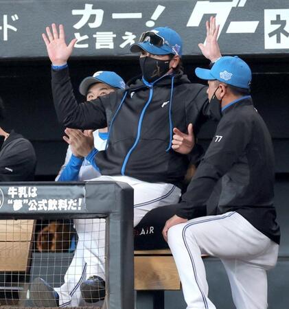 【写真】矢沢の同点打に「わーお！」オーバーアクションで驚く新庄監督