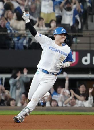 　９回、２死二塁でサヨナラ打を放ちガッツポーズする日本ハム・郡司＝エスコンフィールド