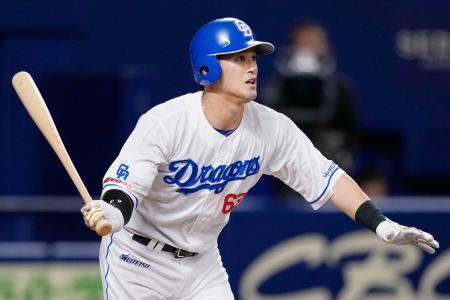 　８回中日２死一、二塁、代打板山が右翼線に決勝の２点三塁打を放つ＝バンテリンドーム