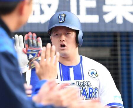 　８回、牧はバックスクリーンに２者連続の１０号ソロを放ち、ナインに迎えられる（撮影・佐藤厚）