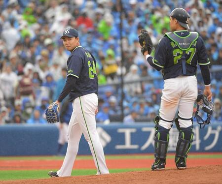 　なぜかマウンドに上がった星（左）。間違いに気づき照れながらベンチに向かう（撮影・佐藤厚）