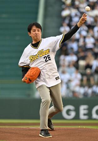 　始球式を務めるオリックスＯＢの星野伸之さん