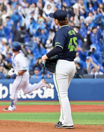 　８回、牧にソロ本塁打を浴びた小沢