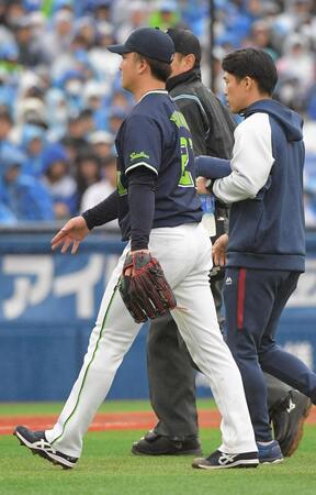 　６回、打者・松尾の時、右手の異常を訴え、治療のためベンチに戻る吉村（撮影・佐藤厚）