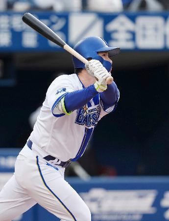 　８回ＤｅＮＡ無死、佐野が右越えに決勝打となる本塁打を放つ＝横浜