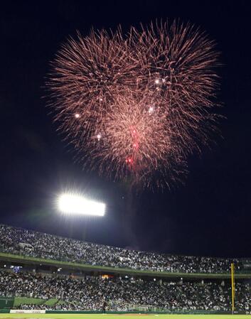 【写真】野口のサヨナラ弾より先に神戸の夜空を彩った打ち上げ花火