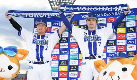 　お立ち台でタオルを掲げる牧（左）と佐野（撮影・佐藤厚）