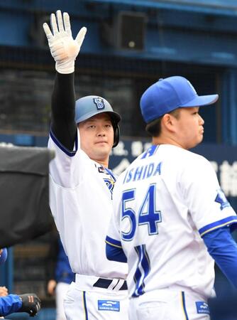 　１回、先制打を放ちライトスタンドからの歓声に手を上げて応える牧（撮影・佐藤厚）