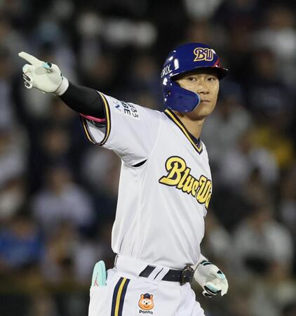 　５回、先制の２点適時二塁打を放ちベンチへ向かってポーズする西川（撮影・立川洋一郎）