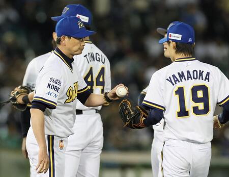 　１０回、山岡（１９）にボールを手渡す岸田監督（撮影・立川洋一郎）