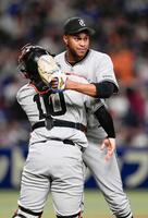 　中日に勝利し、甲斐（左）と抱き合うマルティネス