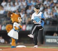 　始球式を行うピラフ星人（撮影・西岡正）