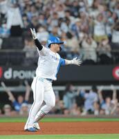 　９回、サヨナラ打を放ち、バンザイする郡司（撮影・西岡正）