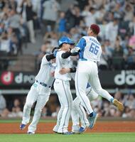 　９回、サヨナラ打を放ち、ナインに祝福される郡司（中央）＝撮影・西岡正