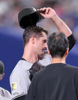 　７回裏、同点に追い付かれ汗を拭うグリフィン