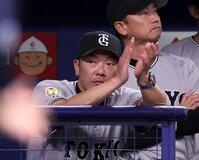 　５回表、戦況を見守る阿部監督