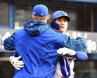 　８回、佐野は右越えに２号勝ち越しソロを放ち、ウィック（左）と抱き合う（撮影・佐藤厚）