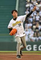 　始球式を務めるオリックスＯＢの星野伸之さん