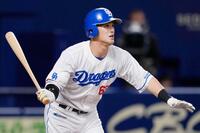 　８回、代打・板山が右翼線に決勝の２点三塁打を放つ