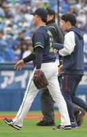 　６回、打者・松尾の時、右手の異常を訴え、治療のためベンチに戻る吉村（撮影・佐藤厚）