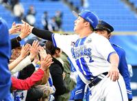 　ファン一人一人とタッチを交わす牧（撮影・佐藤厚）