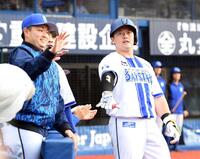 　８回、牧はバックスクリーンに２者連続の１０号ソロを放ち「デスターシャ！」＝撮影・佐藤厚