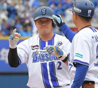 　１回、牧は左前適時打を放つ（撮影・佐藤厚）