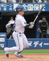 　１回、牧は左前に先制適時打を放つ（撮影・佐藤厚）