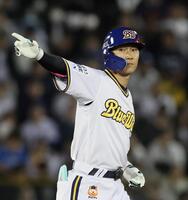 　５回、先制の２点適時二塁打を放ちベンチへ向かってポーズする西川（撮影・立川洋一郎）